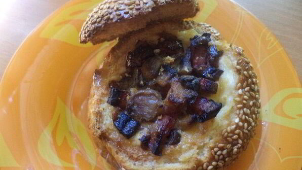 омлет в булочке с шампиньонами и колбаской