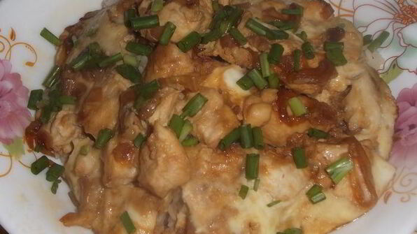 оякодон — японский омлет с рисом и курицей