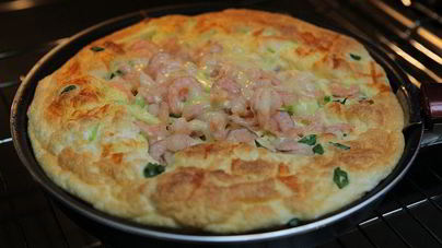 Пышный омлет с кабачком и креветками