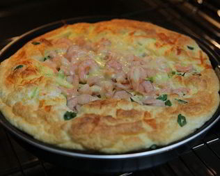 Пышный омлет с кабачком и креветками