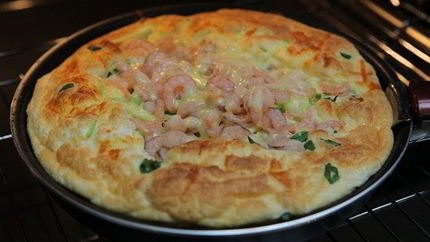 Пышный омлет с кабачком и креветками