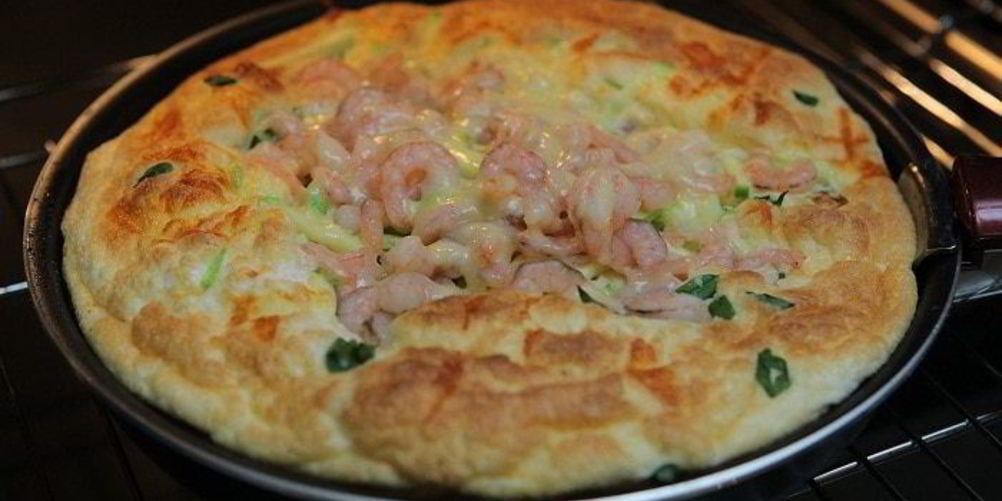 Рецепт пышный омлет с кабачком и креветками