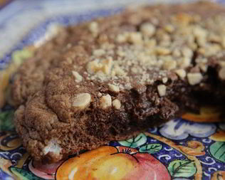 Шоколадный омлет с орехами