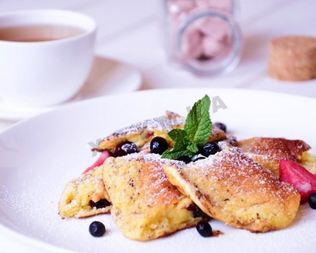 Сладкий творожный омлет