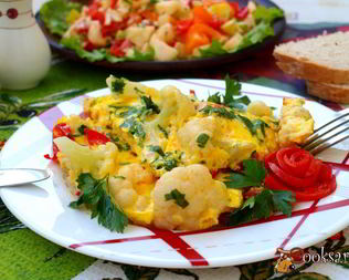 Сырный омлет с цветной капустой, колбасой и перцем