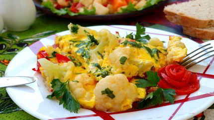 Сырный омлет с цветной капустой, колбасой и перцем