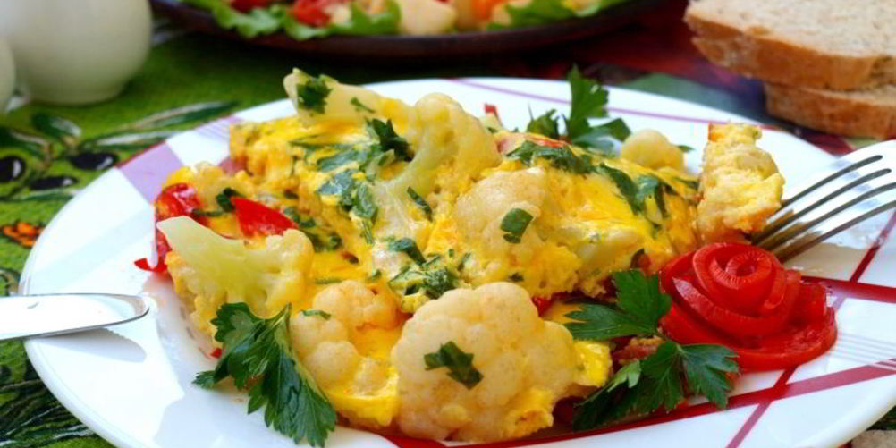 Рецепт сырный омлет с цветной капустой, колбасой и перцем