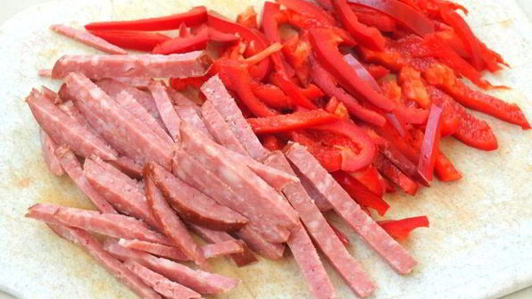 сырный омлет с цветной капустой, колбасой и перцем