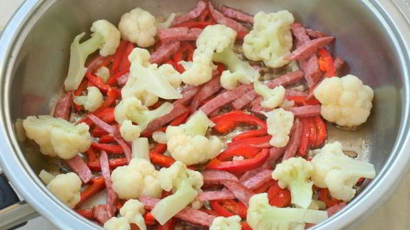 сырный омлет с цветной капустой, колбасой и перцем
