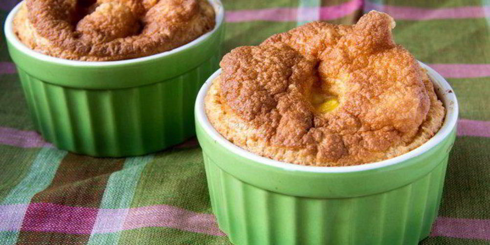 Рецепт воздушный омлет с томатами, сыром и колбасками