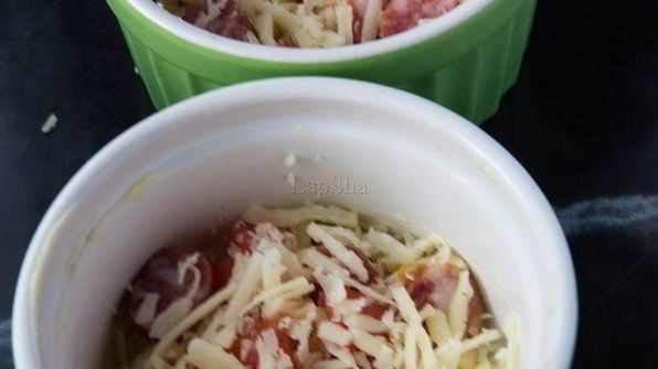 воздушный омлет с томатами, сыром и колбасками