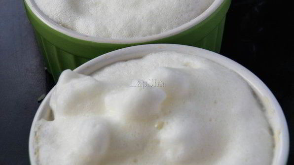 воздушный омлет с томатами, сыром и колбасками