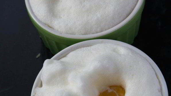 воздушный омлет с томатами, сыром и колбасками