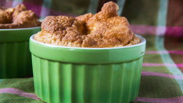 воздушный омлет с томатами, сыром и колбасками