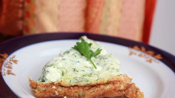 взбитый омлет с сыром и зеленью