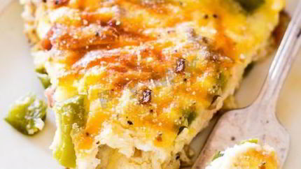 Запеченный омлет с сосисками и овощами