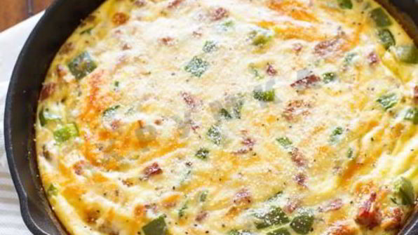 запеченный омлет с сосисками и овощами