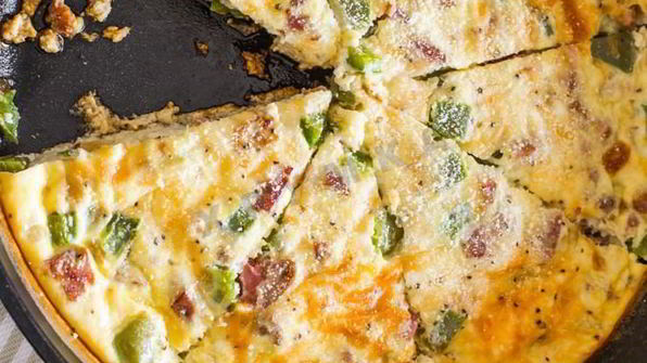 запеченный омлет с сосисками и овощами