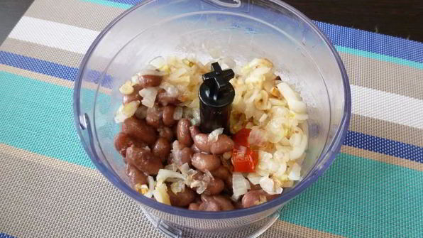 паштет из фасоли с кинзой и паприкой