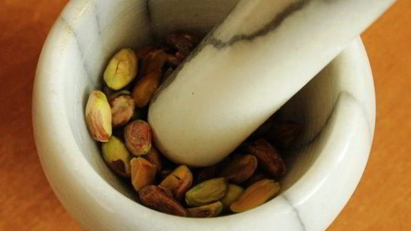 паштет из куриной печени с авокадо и фисташками