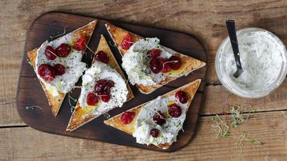 Паштет из муксуна горячего копчения с клюквой на хлебцах