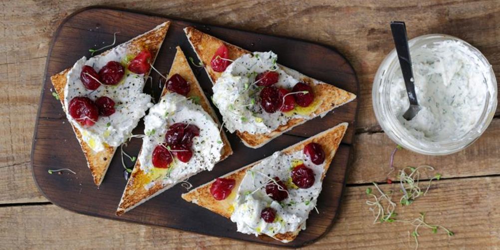 Рецепт паштет из муксуна горячего копчения с клюквой на хлебцах