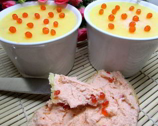 Паштет из семги с красной икрой и белым вином