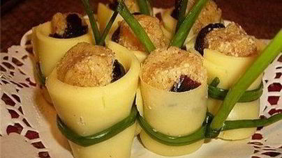 Праздничная закуска из сыра с черносливом