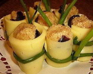 Праздничная закуска из сыра с черносливом