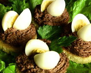 Праздничная закуска с паштетом из куриной печени