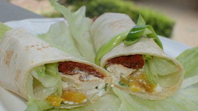 Тортилья-роллы с курицей, творогом и вялеными помидорами