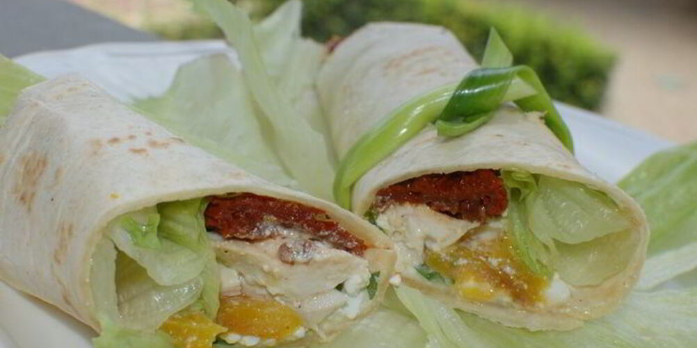 Рецепт тортилья-роллы с курицей, творогом и вялеными помидорами