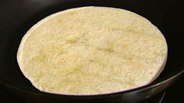 тортилья-роллы с курицей, творогом и вялеными помидорами