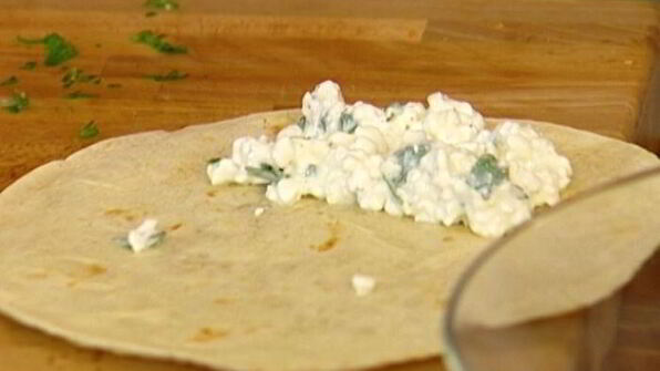 тортилья-роллы с курицей, творогом и вялеными помидорами