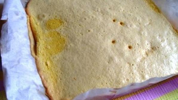 бисквитный рулет с яблоками