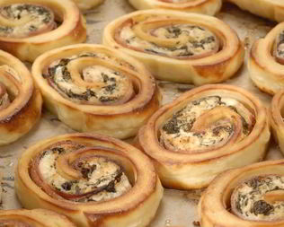 Картофельный рулет со шпинатом