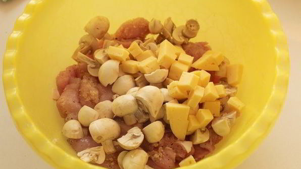 куриный рулет с грибами и сыром