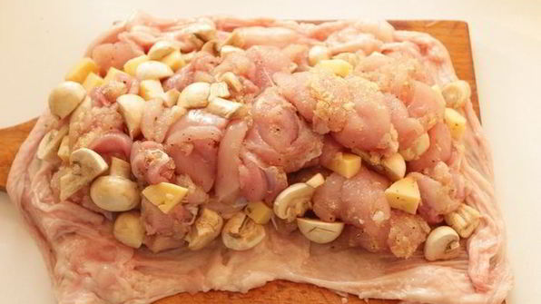 куриный рулет с грибами и сыром