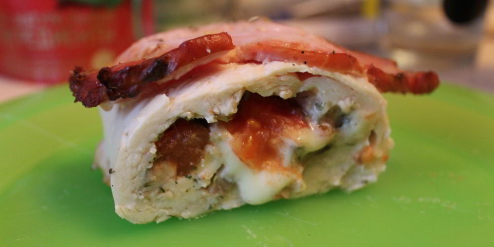 Рецепт куриный рулет, запеченный под карбонадом с мятой