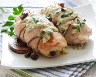 Куриные рулетики с грибами в сливочном соусе