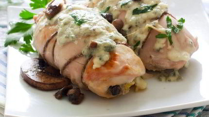 Куриные рулетики с грибами в сливочном соусе
