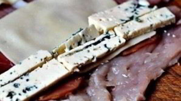 куриные рулетики с ветчиной и сыром