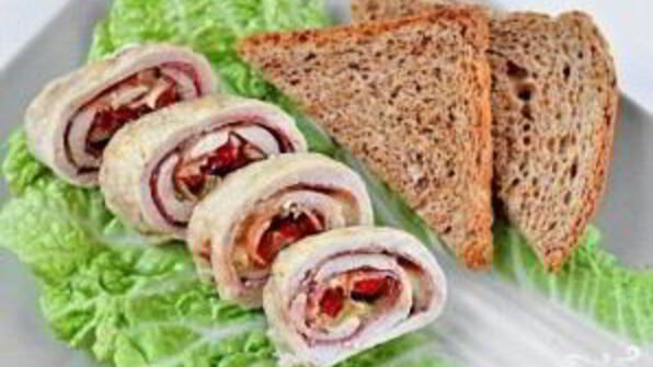 куриные рулетики с ветчиной и сыром