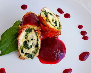 Куриные рулетики со сливочным шпинатом и хрустящим беконом