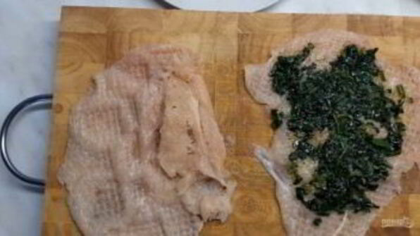 куриные рулетики со сливочным шпинатом и хрустящим беконом