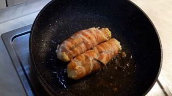 куриные рулетики со сливочным шпинатом и хрустящим беконом