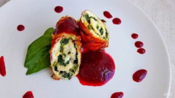 куриные рулетики со сливочным шпинатом и хрустящим беконом