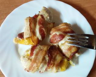 Куриные рулетики в беконе с сыром