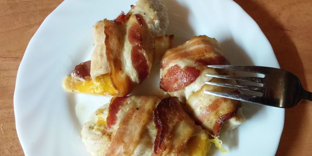 Рецепт куриные рулетики в беконе с сыром