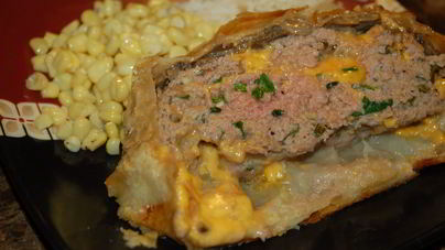 Мясной рулет с грибами в слоеном тесте